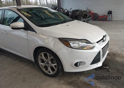 2014 Ford Focus Titanium z USA, uszkodzony, nr VIN 1FADP3J28EL211229